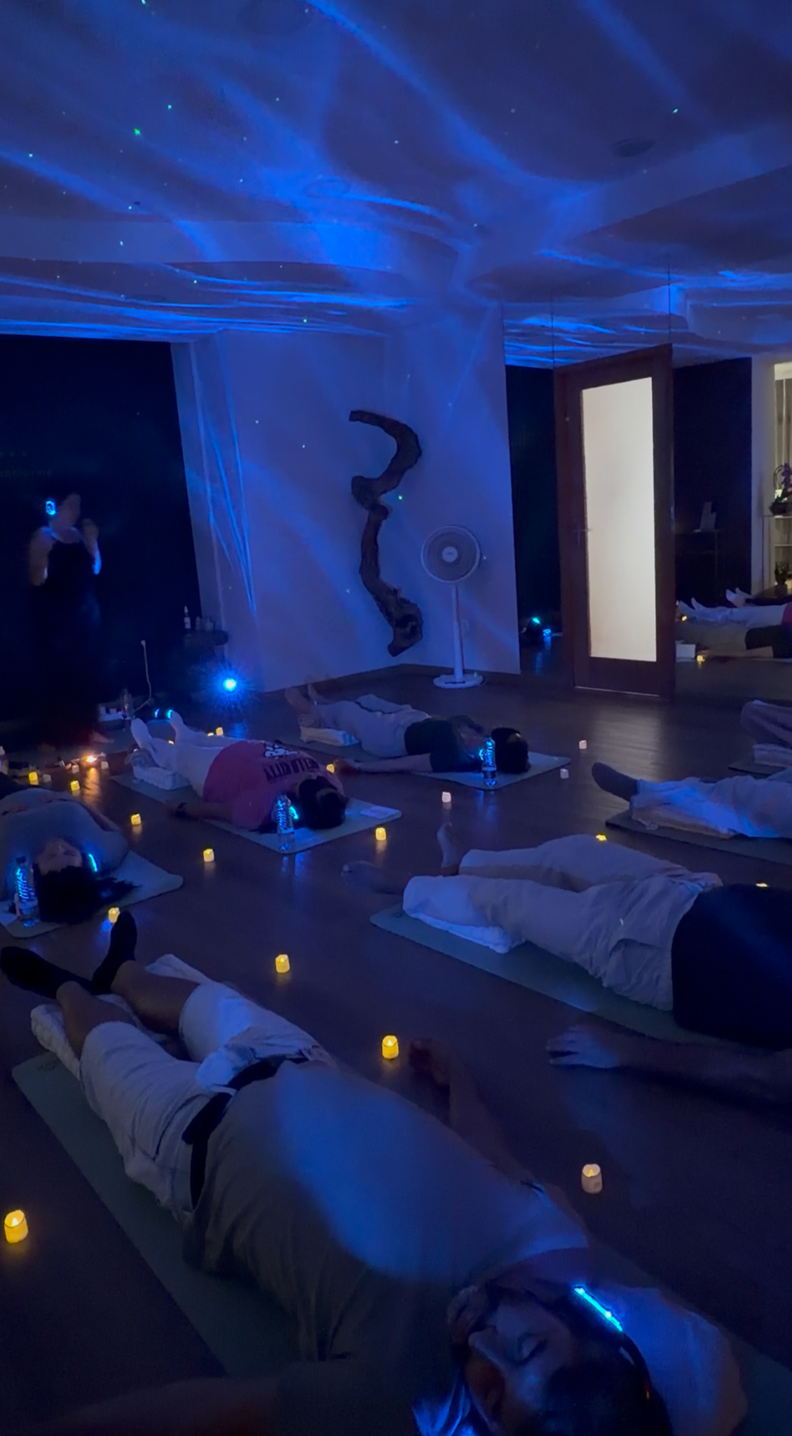 Sessão de respiração com participantes deitados e headphones luminosos